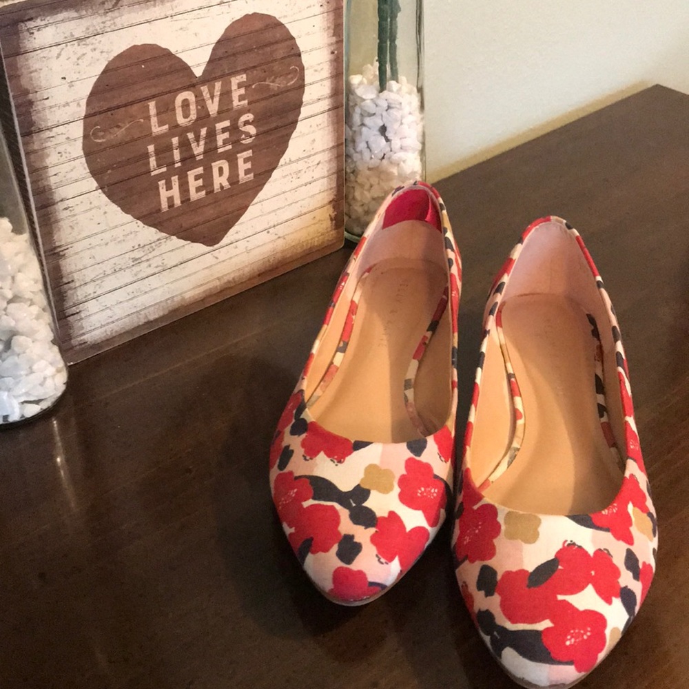 Kelly & Katie | floral flats size 8.5